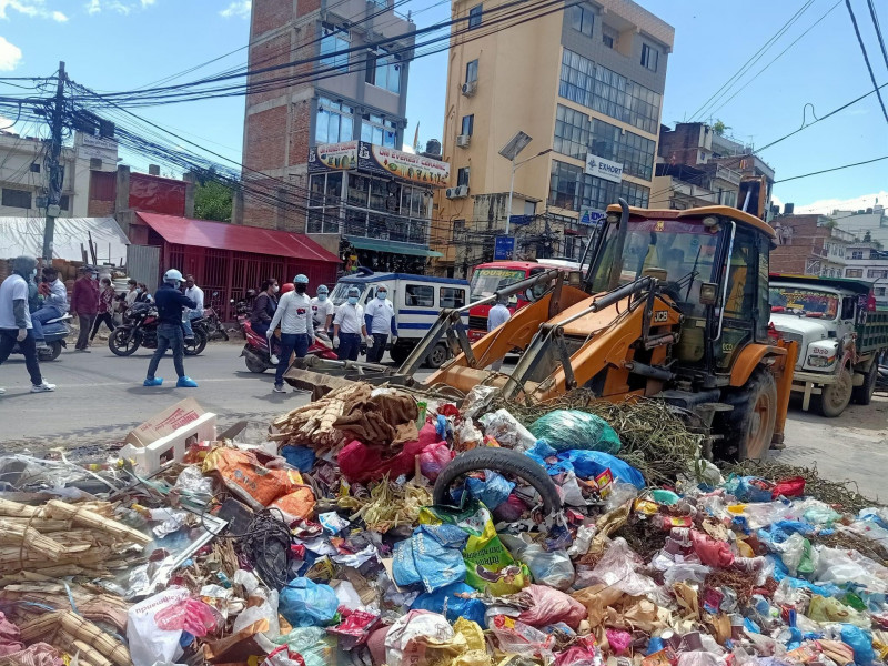 फोहोरबाट करोडौँ कमाउँदै ठेकेदार, महानगरलाई नगन्य रोयल्टी